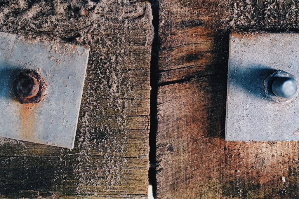 Split-screen comparison showing a poorly cut image with rough edges on the left versus a professionally cut product photo with clean edges on the right, studio lighting, side-by-side layout, technical photography comparison
